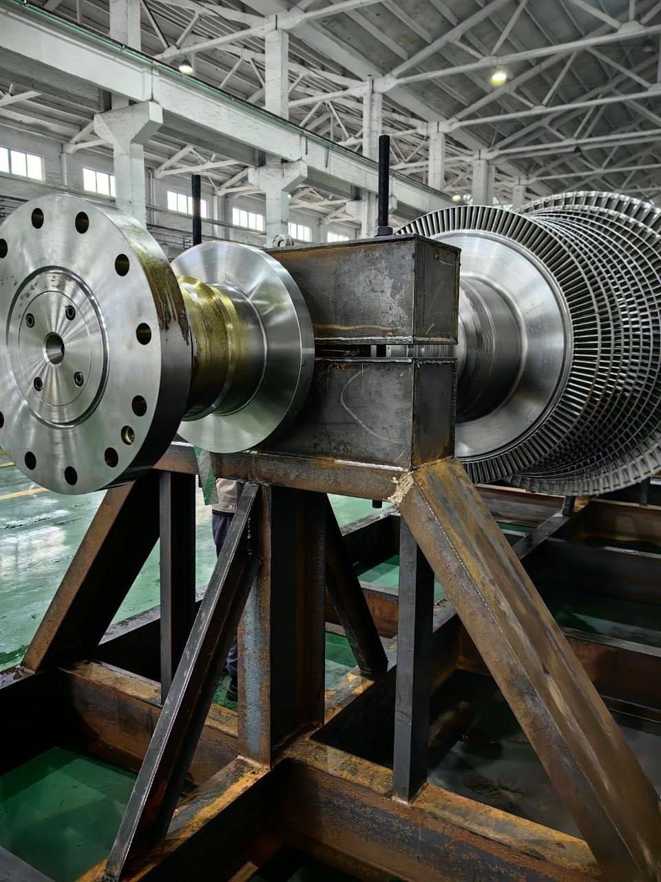 Steam turbine rotor in the workshop — BUILDTRON ENERGY